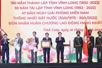 Le président de l’AN assiste au 30e anniversaire du rétablissement de la province de Vinh Long