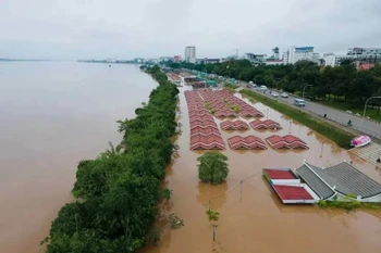 Niveau d'eau du Mékong le 13 septembre au parc Donchan, à Vientiane. Photo : VNA 