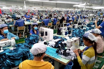 Dans une usine de confection textile à Binh Phuoc. Photo: VNA