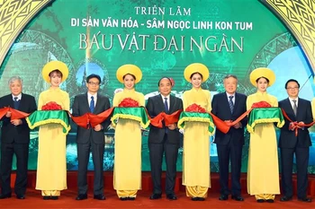Le PM assiste à une exposition sur les patrimoines et le ginseng de Ngoc Linh de Kon Tum