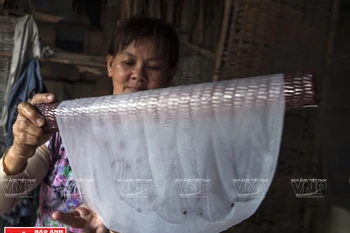 La confection des galettes de riz à Nhon Hoa