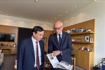 Lê Trung Chinh (à gauche), président du Comité populaire de Da Nang, et Edouard Philippe, maire du Havre. Photo: VNA