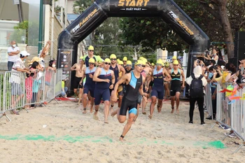 Près de 300 sportifs concourent au Triathlon TRI-Factor Vung Tàu 2022