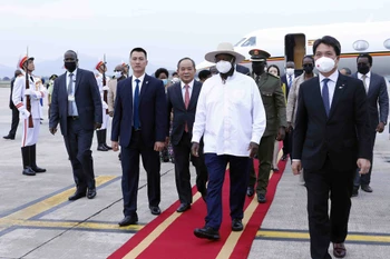 Le président ougandais entame sa visite officielle au Vietnam