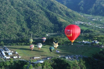 Ouverture de la première édition du Festival international de montgolfières à Tuyen Quang 