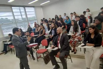 La rencontre entre l'ambassadeur du Vietnam en Brésil, Bui Van Nghi, et des étudiants brésiliens. Photo: VNA