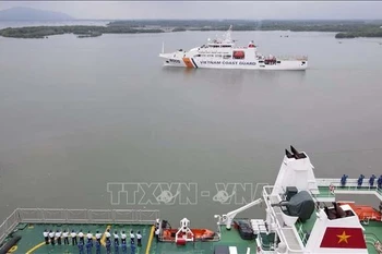 Le commandement de la Région 3 de la Garde côtière vietnamienne a organisé mardi 3 décembre, dans la ville de Vung Tau, province de Ba-Vung Tau (Centre), une cérémonie d'adieu du navire CSB 8005 qui part pour une visite de travail avec la Garde côtière indienne. Photo: VNA