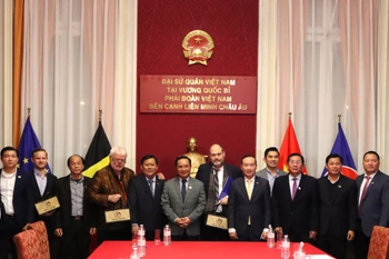Photo de famille entre la délégation de Long An et l’Alliance Belgique-Vietnam. Photo : VNA