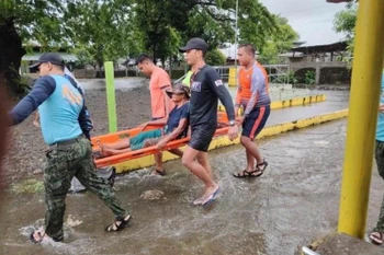 Les inondations causées par les fortes pluies provoquées par le typhon Ferdie aux Philippines. Photo : philstar.com