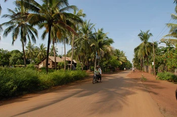 Une route rurale au Cambodge. Photo : vi.wikipedia.org