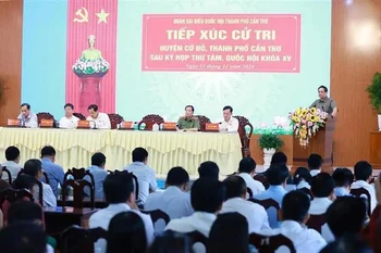 Le Premier ministre Pham Minh Chinh rencontre des électeurs de Can Tho au district de Co Do. Photo : VNA