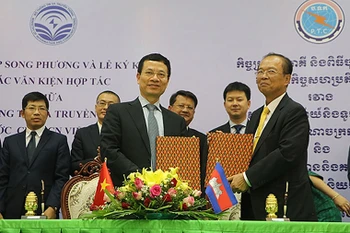 Vietnam et Cambodge signent trois accords dans les postes, télécommunications et TIC