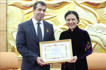L’insigne « Pour la paix, l’amitié entre les peuples » à l’ambassadeur d'Azerbaïdjan au Vietnam 