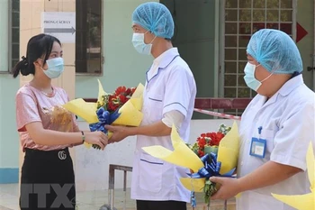 Une patiente de COVID-19 sort de l’hôpital à Ben Tre