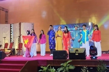 Un spectacle d'étudiants vietnamiens au 19e Forum culturel des jeunes de l’ASEAN. Photo: VNA