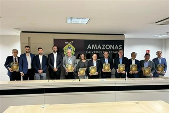 Séance de travail avec Wilson Miranda Lima, gouverneur de l'État d'Amazonas. Photo: VNA