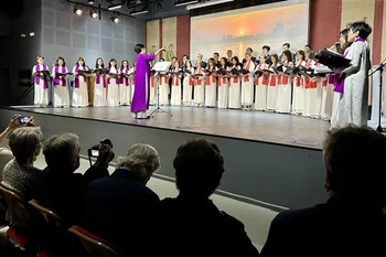 Soirée en l'honneur du 15e anniversaire de la chorale « Hop ca Que huong » en France. Photo: VNA