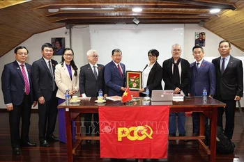 Rencontre avec des responsables du Parti communiste de Colombie. Photo: VNA