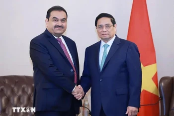 Le Premier ministre Pham Minh Chinh (droite) et le président du groupe Adani, Gautam Adani. Photo: VNA