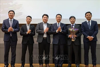 Le ministre de l'Information et des Communications, Nguyen Manh Hung (3e de droite) et des responsable de la VADX JAPAN. Photo: VNA