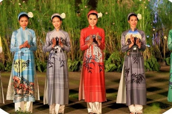 Le savoir-faire de la couture et du port de l’áo dài de Huê inscrit sur la liste du patrimoine culturel immatériel national 