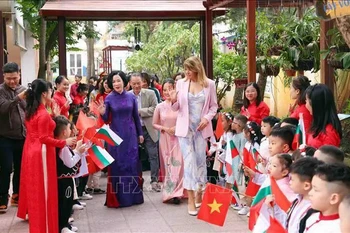 Nguyen Thi Minh Nguyet (gauche), épouse du président vietnamien Luong Cuong, et Desislava Radeva, épouse du président bulgare Roumen Radev, visitent l’école maternelle Vietnam-Bulgarie à Hanoï. Photo: VNA