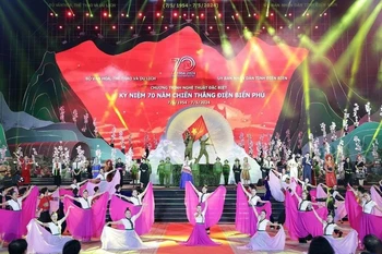 Programme artistique spécial « Diên Biên Phu – jalon d'or de l'histoire vietnamienne » à Diên Biên. Photo: VNA