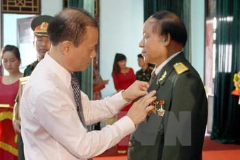 Le Laos honore des volontaires et experts vietnamiens