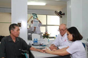 Consultations médicales gratuites: des médecins français à Hai Phong