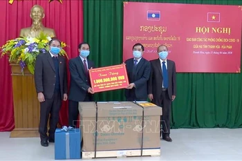 Thanh Hoa échange des expériences sur la lutte contre l’épidémie de COVID-19 avec Houaphan (Laos)