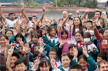 Des bénévoles israéliens enseignent l'anglais pour des enfants de Lao Cai