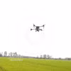 Un drone effectue une opération d'épandage d'engrais dans un champ. Photo : VNA.