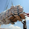 Chargement et déchargement de riz vietnamien destiné à l'exportation. Photo d'illustration : VNA