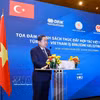 Le président de l’Assemblée nationale Tran Thanh Man prend la parole au forum de promotion de la coopération entre le Vietnam et la Turquie. Photo : VNA