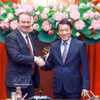 Le général Lương Tam Quang, ministre vietnamien de la Sécurité publique (droite) et le vice-représentant américain au Commerce, Rick Switzer, à Hanoï. Photo : VNA
