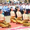 Une performance artistique pour accueillir la cérémonie d'ouverture de la série d'événements Angkor Sangkranta 2025. Photo : VNA