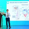 Lors de l'atelier de formation médicale continue (FMC) sur le thème "Aborder les problèmes de traumatismes orthopédiques selon la médecine factuelle", tenu le 12 avril à Hô Chi Minh-Ville.