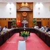 Une réunion du Comité permanent du gouvernement afin d’examiner l’état d’avancement et d’accélérer la mise en œuvre des projets ferroviaires stratégiques. Photo : VNA