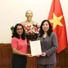 La vice-ministre des AE Lê Thi Thu Hang (droite), a remis la licence à Anantha Lakshmi, représentante en chef du bureau permanent du Financial Times au Vietnam. Photo: VNA