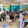 Des habitants patientent pour le bilan de santé dans le quartier de Tan Binh. Photo : Journal "Tin tức và Dân tộc" (Informations et Minorité ethnique)