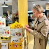 Les litchis frais vietnamiens dans un supermarché français. Photo : VNA