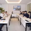 La séance de travail entre Nguyen Duy Ngoc, secrétaire du Comité central du Parti communiste du Vietnam, chef de la Commission centrale d’organisation du Parti et chef adjoint permanent du Comité directeur central sur le développement des sciences, des technologies, de l’innovation et de la transformation numérique (Comité directeur 57) et les responsables de l’Autorité de gestion de la ville portuaire de Colombo, au Sri Lanka. Photo : VNA