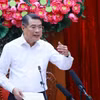 Le Premier ministre Le Minh Hung travaille avec le Comité permanent du Comité du Parti de la province de Vinh Long. Photo : VNA