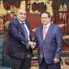 Le Premier ministre vietnamien Pham Minh Chinh (droite) reçoit à Hanoï Ali Ijaz Ahmad, PDG de Makara Capital Partners (Singapour). Photo : VNA