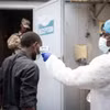 À Goma, au Congo, le personnel médical contrôle la température corporelle des personnes afin de détecter les cas d'infection par le virus Ebola. Photo : Xinhua/VNA