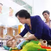 La vice-Première ministre Pham Thi Thanh Tra rend visite aux enfants hospitalisés à l'Hôpital pédiatrique No 2 de Hô Chi Minh-Ville et leur apporte des cadeaux. Photo : VNA