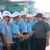 Le Premier ministre Pham Minh Chinh encourage les équipes travaillant sur le chantier du projet de l'aéroport international de Long Thanh. Photo : VNA