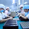 Des ouvrières assemblent des composants électroniques sur la chaîne de production de Bao Sen Co., Ltd. (Bac Giang). Photo : VNA