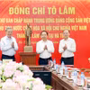 Le secrétaire général et président To Lam offre une statue du Président Ho Chi Minh au Comité du Parti, à l'autorité et au peuple de Ha Tinh. Photo : VNA