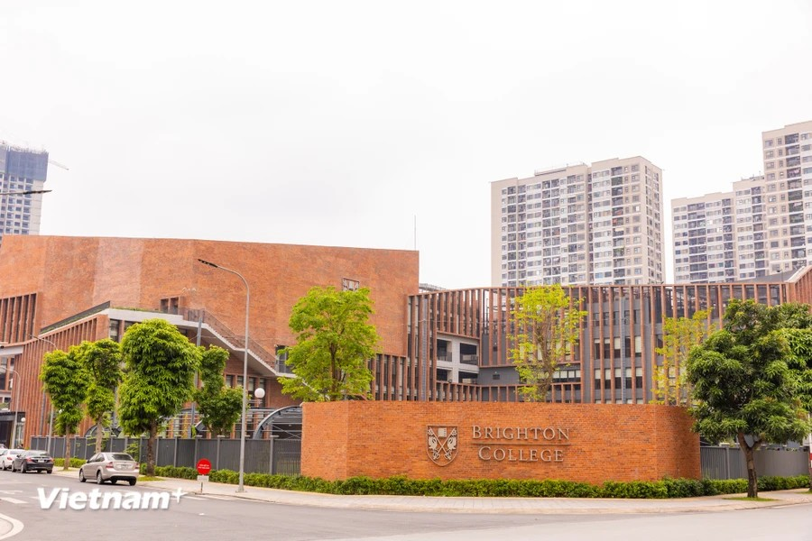 Brighton College Vietnam est le 7ème campus de Brighton College, première école privée du Sussex, au Royaume-Uni, avec une histoire de près de 200 ans et qui constitue le système d'enseignement général le plus prestigieux du Royaume-Uni.